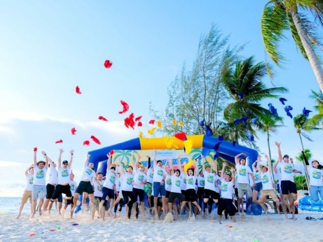 Sự kiện teambuilding có nhiều hoạt động ngoài trời.